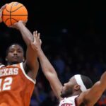 Tramon Mark acerta um saltador fadeaway logo dentro da linha de 3 pontos faltando 1,1 segundos para levar o Texas à vitória por 68-66 sobre o NC State em um confronto entre os quatro primeiros em 17 de março de 2026.