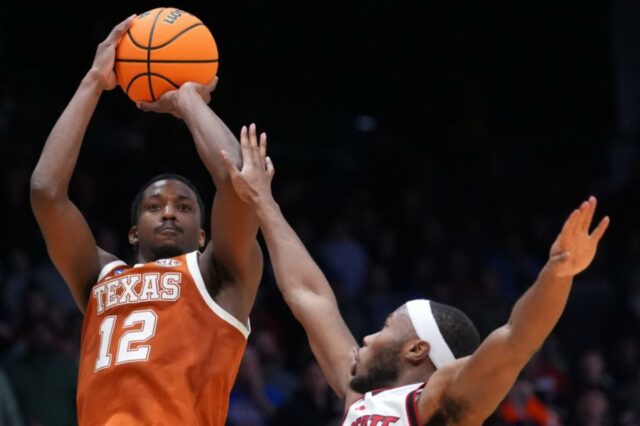 Tramon Mark acerta um saltador fadeaway logo dentro da linha de 3 pontos faltando 1,1 segundos para levar o Texas à vitória por 68-66 sobre o NC State em um confronto entre os quatro primeiros em 17 de março de 2026.