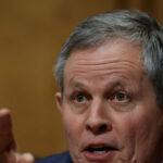 O senador republicano Steve Daines não busca a reeleição: 'grato por ter servido ao lado' de Trump