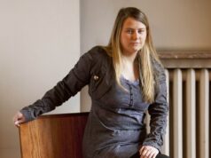 O sequestro que chocou o mundo: Natascha Kampusch foi sequestrada aos dez anos e depois passou oito anos como escrava sexual. Agora, duas décadas desde sua fuga, sua família revela que o trauma voltou para destruí-la. Natascha Kampusch foi sequestrada aos 10 anos em 1998 por Wolfgang Přiklopil enquanto caminhava para a escola na Áustria e mantida prisioneira em uma cela secreta no porão.