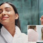 Mulher aplicando névoa facial para hidratação da pele.