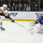 O ala direito do Pittsburgh Penguins, Anthony Mantha (39), faz uma tentativa de chute a gol contra o goleiro do New York Rangers, Igor Shesterkin (31), durante uma disputa de pênaltis.
