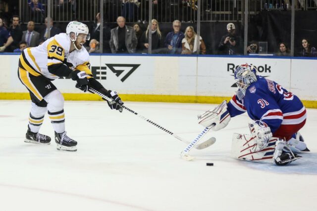 O ala direito do Pittsburgh Penguins, Anthony Mantha (39), faz uma tentativa de chute a gol contra o goleiro do New York Rangers, Igor Shesterkin (31), durante uma disputa de pênaltis.