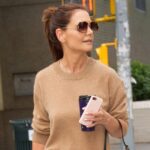 Catherine, Princesa de Gales, sorri e acena ao partir depois de visitar Radical Weavers, um estúdio de tecelagem manual e instituição de caridade independente que visa ajudar a combater o isolamento social e apoiar pessoas afetadas por traumas, oferecendo a oportunidade de aprender habilidades tradicionais de tecelagem de tartan escocês, em 20 de janeiro de 2026 em Stirling, Escócia. O Príncipe e a Princesa de Gales visitaram hoje Stirling e Falkirk para destacar as tradições da herança escocesa e as formas como ligam as comunidades.