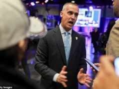 O suposto amante de Kristi Noem, Corey Lewandowski, deixará o DHS após promover uma cultura ‘vingativa’: ‘Ele se foi. Ele está fora. Trump nomeou Noem como um favor a Lewandowki, que tinha uma longa reputação de ser um leal absoluto a Trump