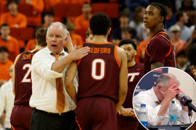 O técnico da Virginia Tech, Mike Young, fala com o guarda Jailen Bedford durante um jogo de basquete.