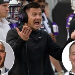 Um homem de camisa xadrez roxa e calça escura sorri enquanto segura uma bola de futebol, prestes a jogá-la em um estádio.