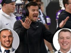 O técnico de futebol da UCLA, Bob Chesney, adiciona oito à equipe técnica Um homem de camisa xadrez roxa e calça escura sorri enquanto segura uma bola de futebol, prestes a jogá-la em um estádio.