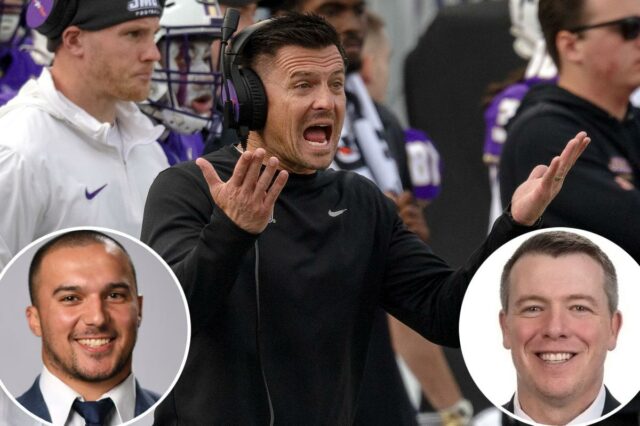 Um homem de camisa xadrez roxa e calça escura sorri enquanto segura uma bola de futebol, prestes a jogá-la em um estádio.