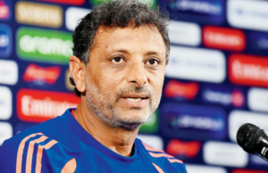 O técnico de rebatidas da equipe indiana, Sitanshu Kotak, explica sua abordagem após a vitória no WC O técnico de rebatidas da equipe indiana, Sitanshu Kotak, explica sua abordagem após a vitória no WC