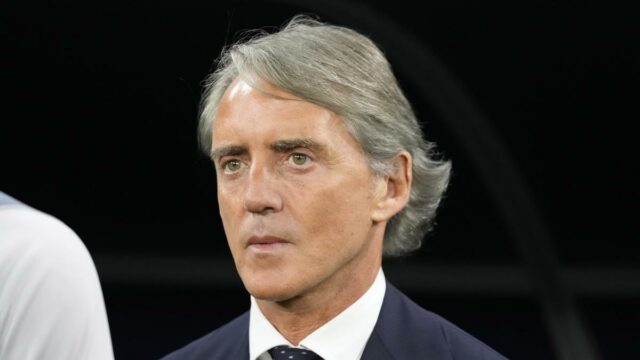O técnico do Al Sadd, Mancini, não pode retornar ao Catar devido ao conflito na Ásia Ocidental
