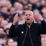 O técnico do Liverpool, Arne Slot, não fica feliz com o foco da Premier League em lances de bola parada