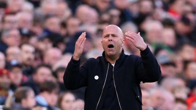 O técnico do Liverpool, Arne Slot, não fica feliz com o foco da Premier League em lances de bola parada
