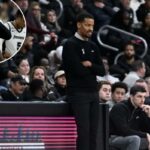 O técnico do Providence Friars, Kim English, observando o jogo do lado de fora.