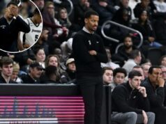 O técnico do Providence, Kim English, já disse que foi demitido durante uma temporada horrível O técnico do Providence Friars, Kim English, observando o jogo do lado de fora.