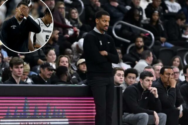 O técnico do Providence Friars, Kim English, observando o jogo do lado de fora.