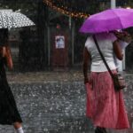 O tempo chuvoso funciona em casa, a maioria dos australianos está firmemente atrás