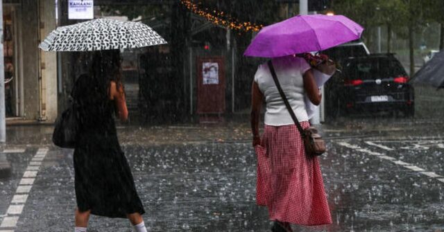 O tempo chuvoso funciona em casa, a maioria dos australianos está firmemente atrás
