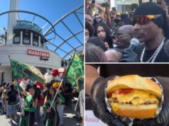 O tiroteio começa quando Snoop Dogg abre a nova lanchonete de Nipsey Hussle Snoop Dogg usando um pano preto e óculos escuros, falando ao microfone.