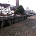 O local próximo ao Globe Theatre onde o torso do menino foi encontrado no rio Tâmisa em 2001