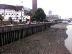 O torso no mistério do Tâmisa: como o assassinato vodu que viu o menino de 5 anos ser decapitado e jogado no rio permanece sem solução 25 anos depois, enquanto a polícia insta as testemunhas a se apresentarem O local próximo ao Globe Theatre onde o torso do menino foi encontrado no rio Tâmisa em 2001