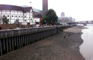 O torso no mistério do Tâmisa: como o assassinato vodu que viu o menino de 5 anos ser decapitado e jogado no rio permanece sem solução 25 anos depois, enquanto a polícia insta as testemunhas a se apresentarem O local próximo ao Globe Theatre onde o torso do menino foi encontrado no rio Tâmisa em 2001