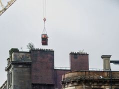 O trabalho começa para demolir o bloco histórico em Glasgow depois que ele foi destruído por um incêndio devastador em uma loja de vaporização… com trabalhadores removendo um tijolo de cada vez Trabalhadores foram elevados a mais de 45 metros de altura quando iniciavam os trabalhos de demolição