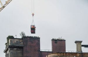 O trabalho começa para demolir o bloco histórico em Glasgow depois que ele foi destruído por um incêndio devastador em uma loja de vaporização… com trabalhadores removendo um tijolo de cada vez Trabalhadores foram elevados a mais de 45 metros de altura quando iniciavam os trabalhos de demolição