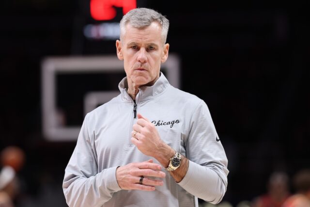 O treinador da NCAA compartilha o grande motivo pelo qual Chicago Bulls head coach Billy Donovan against Atlanta Hawks