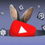 Um jovem usando um laptop e fones de ouvido, sentado entre os logotipos flutuantes do YouTube e do NotebookLM.