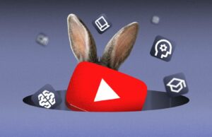 O truque para transformar a toca do coelho do YouTube em uma educação de verdade Um jovem usando um laptop e fones de ouvido, sentado entre os logotipos flutuantes do YouTube e do NotebookLM.