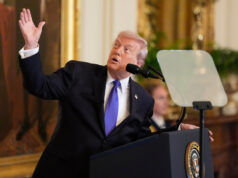 O último projeto de Trump é feio demais até mesmo para seus asseclas escolhidos a dedo A Casa Branca, incluindo a Ala Oeste e a construção do novo salão de baile, é vista do Old Eisenhower Executive Office Building, no campus da Casa Branca, na quarta-feira, 25 de fevereiro de 2026, em Washington. (Foto AP/Tom Brenner)