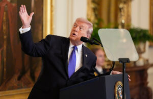 O último projeto de Trump é feio demais até mesmo para seus asseclas escolhidos a dedo A Casa Branca, incluindo a Ala Oeste e a construção do novo salão de baile, é vista do Old Eisenhower Executive Office Building, no campus da Casa Branca, na quarta-feira, 25 de fevereiro de 2026, em Washington. (Foto AP/Tom Brenner)