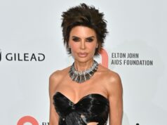 O vestido de festa do Oscar de Lisa Rinna é feito de cabelo real. Veja o visual completo O vestido de Lisa Rinna foi feito com 5 quilos de cabelo humano.