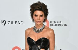 O vestido de festa do Oscar de Lisa Rinna é feito de cabelo real. Veja o visual completo O vestido de Lisa Rinna foi feito com 5 quilos de cabelo humano.