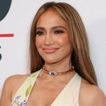 O vestido romântico de Jennifer Lopez é o visual definitivo da primavera