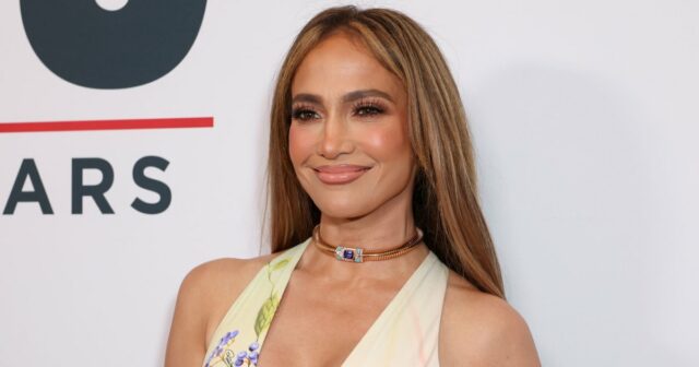 O vestido romântico de Jennifer Lopez é o visual definitivo O vestido romântico de Jennifer Lopez é o visual definitivo da primavera