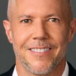 O veterano dos estúdios Disney, Paul Roeder, consegue um grande papel no gabinete de Josh D'Amaro