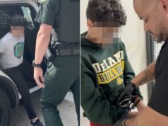 O xerife da Flórida desfila dois criminosos pequenininhos, de 10 e 11 anos, na frente das câmeras depois que eles supostamente ameaçaram atirar em colegas de classe O xerife da Flórida desfila dois criminosos pequenininhos, de 10 e 11 anos, na frente das câmeras depois que eles supostamente ameaçaram atirar em colegas de classe