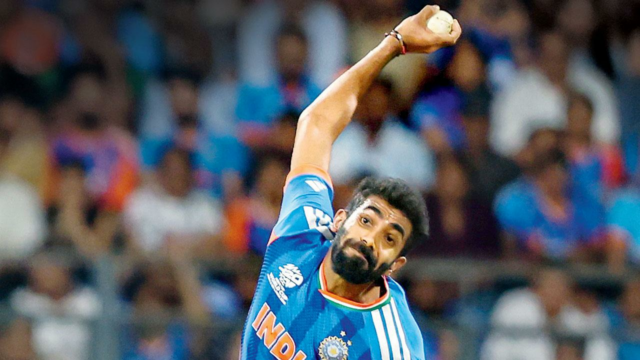 O yorker de precisão de Bumrah deixa Curran indefeso
