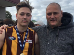 ‘Obrigado por salvar minha vida’: mensagem emocionante de menino para segurança assassinado O menino que supostamente estava sendo assaltado quando Aidan Becker interveio deixou um bilhete sincero no local do suposto ataque.