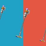 Cabeça do aspirador Dyson com um laser verde destacando poeira em um piso escuro.