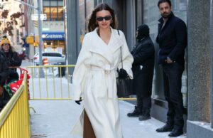 Obtenha o visual fácil de ‘mãe rica de Nova York’ de Miranda Kerr Zoe Kravitz é vista em 11 de março de 2026 na cidade de Nova York.