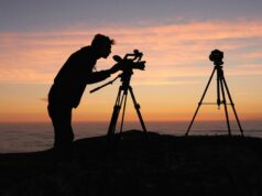 Obviamente, os videógrafos não deveriam comprar o MacBook Neo – nem os fotógrafos Obviamente, os cinegrafistas não deveriam comprar o MacBook Neo, mas os fotógrafos também não deveriam | Silhueta de um fotógrafo em uma encosta contra um pôr do sol