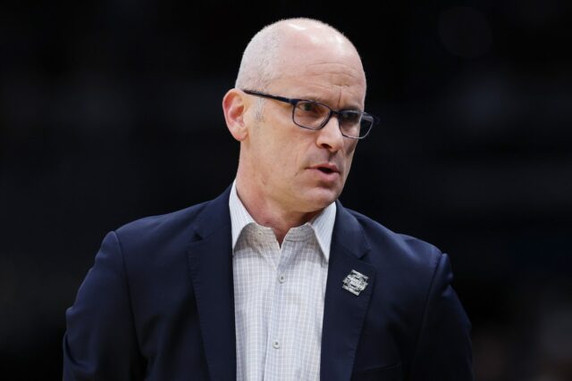 Oficial da NCAA fala sobre momento viral no final do Oficial da NCAA fala sobre momento viral no final do jogo com Dan Hurley