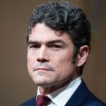 Joe Kent, diretor do Centro Nacional de Contraterrorismo, faz testes durante a audiência do Comitê de Segurança Interna da Câmara, em 11 de dezembro de 2025.