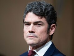 Oficial de inteligência nomeado por Trump sinaliza sobre a guerra no Irã Joe Kent, diretor do Centro Nacional de Contraterrorismo, faz testes durante a audiência do Comitê de Segurança Interna da Câmara, em 11 de dezembro de 2025.