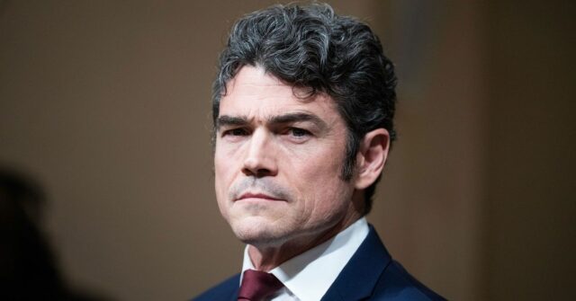 Joe Kent, diretor do Centro Nacional de Contraterrorismo, faz testes durante a audiência do Comitê de Segurança Interna da Câmara, em 11 de dezembro de 2025.