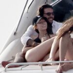 Olivia Attwood disse ao interesse amoroso Pete Wicks que ela 'o mantém jovem' em troca de flerte enquanto revelava por que ele mudou de ideia sobre aquelas fotos atrevidas de Ibiza (foto