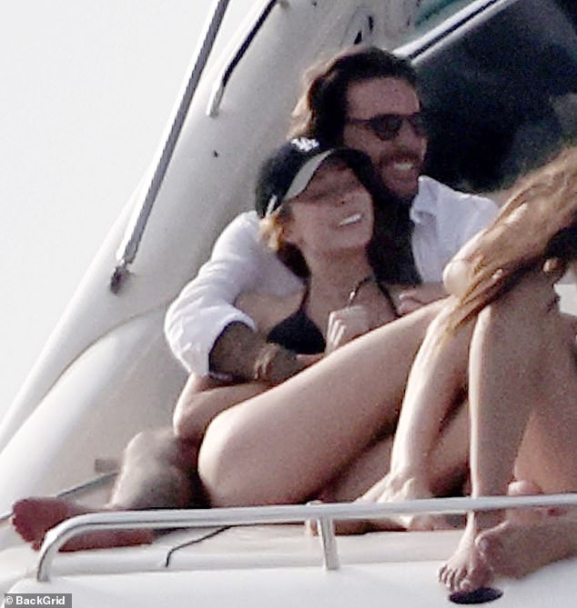 Olivia Attwood diz ao interesse amoroso Pete Wicks que ela Olivia Attwood disse ao interesse amoroso Pete Wicks que ela 'o mantém jovem' em troca de flerte enquanto revelava por que ele mudou de ideia sobre aquelas fotos atrevidas de Ibiza (foto